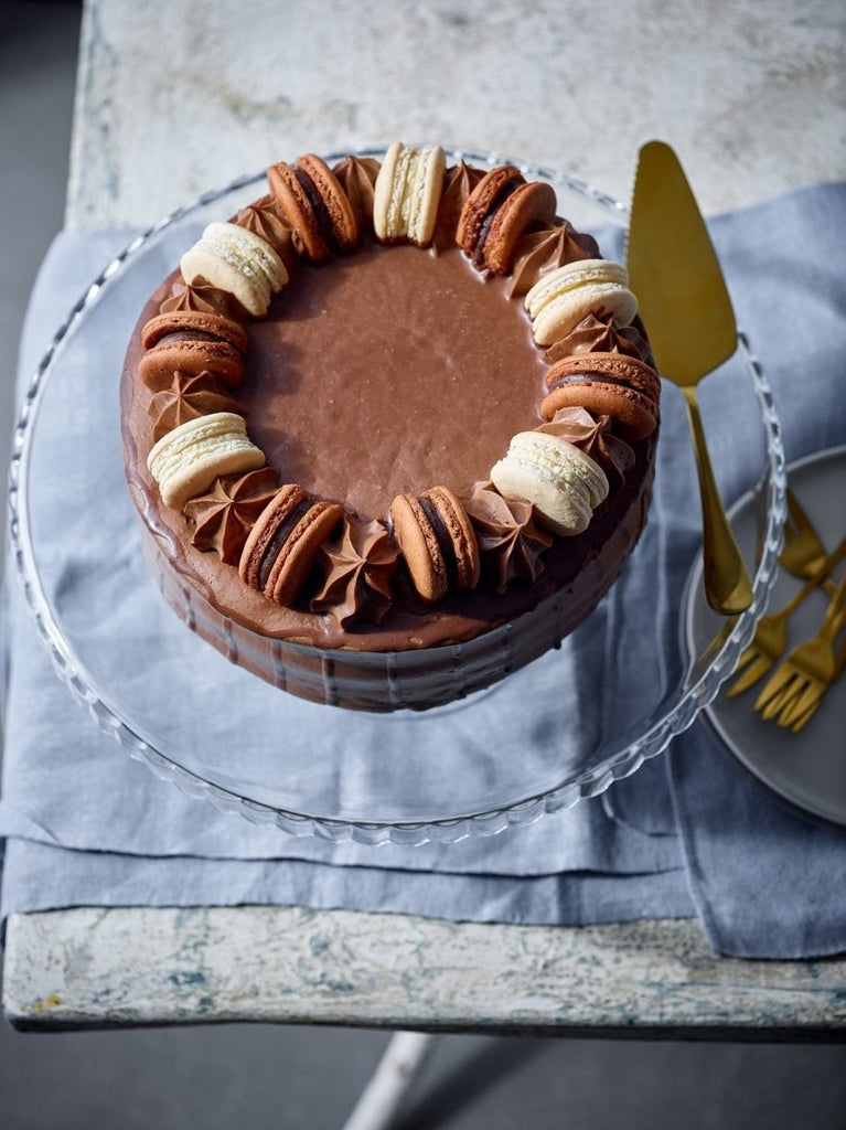 Morceau De Gâteau De Velours Rouge Festif Sur Piédestal Avec